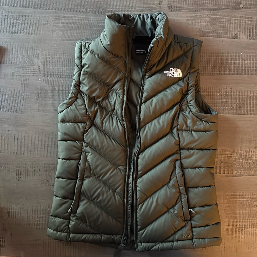 The North Face extra small women’s vest. Olive green. EUC. ￼